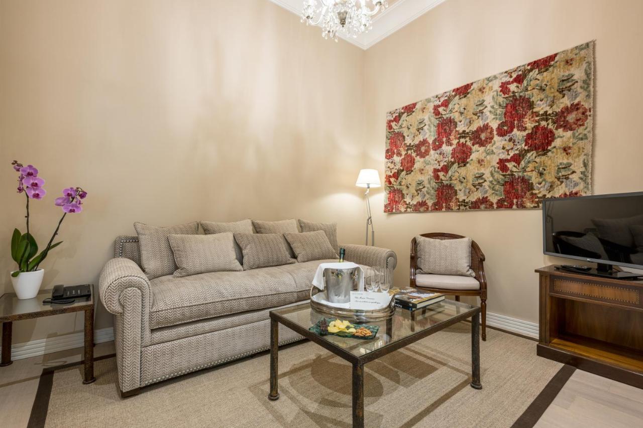 Hotel Rector Salamanca Bagian luar foto A living room at the Ritz-Carlton